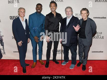 Los Angeles, USA. 28. September 2022. (L-R) DEAD FOR A DOLLAR Cast & Crew - Christoph Waltz, Warren S.L. Burke, Benjamin Bratt, Regisseur Walter Hill und Willem Dafoe bei der DEAD FOR A DOLLAR Premiere, die am Mittwoch, dem 28. September 2022, im DGA in Los Angeles, CA, stattfand. (Foto: Sthanlee B. Mirador/Sipa USA) Quelle: SIPA USA/Alamy Live News Stockfoto