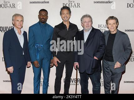 Los Angeles, USA. 28. September 2022. (L-R) DEAD FOR A DOLLAR Cast & Crew - Christoph Waltz, Warren S.L. Burke, Benjamin Bratt, Regisseur Walter Hill und Willem Dafoe bei der DEAD FOR A DOLLAR Premiere, die am Mittwoch, dem 28. September 2022, im DGA in Los Angeles, CA, stattfand. (Foto: Sthanlee B. Mirador/Sipa USA) Quelle: SIPA USA/Alamy Live News Stockfoto