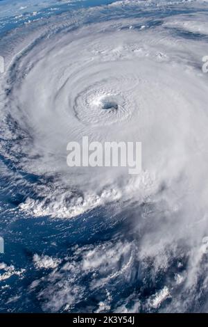 Hurrikan Florenz, der am Morgen des 12. September 2018 über den Atlantik rast, von der Internationalen Raumstation aus gesehen. Stockfoto