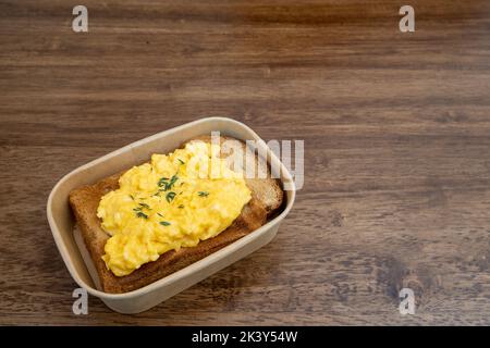 Spiegelei mit Toast auf der Holzplatte Stockfoto