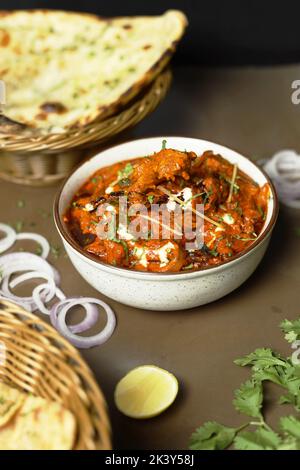 Butterhuhn serviert mit hausgemachtem indischem Naan-Brot Murgh Makhani Stockfoto