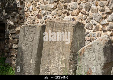 Stelen von Tänzern auf dem Monte Alban, archäologische Stätte, Oaxaca, Mexiko Stockfoto