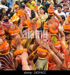 Neu Delhi, Indien April 03 2022 - Frauen mit Kalash am Kopf während des Jagannath-Tempels Mangal Kalash Yatra tragen indische Hindu-Anhänger irdische Töpfe Conta Stockfoto