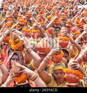 Neu Delhi, Indien April 03 2022 - Frauen mit Kalash am Kopf während des Jagannath-Tempels Mangal Kalash Yatra tragen indische Hindu-Anhänger irdische Töpfe Conta Stockfoto