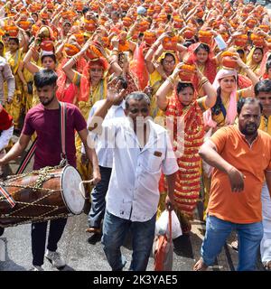 Neu Delhi, Indien April 03 2022 - Frauen mit Kalash am Kopf während des Jagannath-Tempels Mangal Kalash Yatra tragen indische Hindu-Anhänger irdische Töpfe Conta Stockfoto