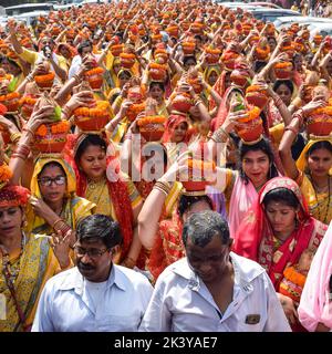 Neu Delhi, Indien April 03 2022 - Frauen mit Kalash am Kopf während des Jagannath-Tempels Mangal Kalash Yatra tragen indische Hindu-Anhänger irdische Töpfe Conta Stockfoto