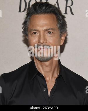 Los Angeles, USA. 28. September 2022. Benjamin Bratt kommt bei DEN TOTEN ZU Einer DOLLAR-Premiere, die am Mittwoch, dem 28. September 2022, im DGA in Los Angeles, CA, stattfand. (Foto: Sthanlee B. Mirador/Sipa USA) Quelle: SIPA USA/Alamy Live News Stockfoto