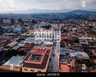 Schöne Luftaufnahme von Guatemala-Stadt - Catedral Metropolitana de Santiago de Guatemala, der Constitution Plaza in Guatemala Stockfoto