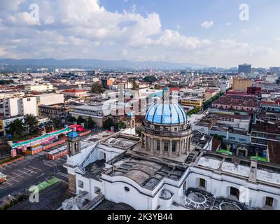 Schöne Luftaufnahme von Guatemala-Stadt - Catedral Metropolitana de Santiago de Guatemala, der Constitution Plaza in Guatemala Stockfoto