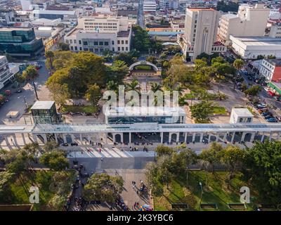 Schöne Luftaufnahme von Guatemala-Stadt - Catedral Metropolitana de Santiago de Guatemala, der Constitution Plaza in Guatemala Stockfoto