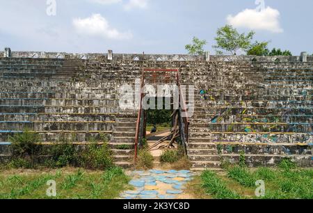 Hue, Vietnam - 01. April 2018 : Die Atmosphäre Um Den Verlassenen Wasserpark In Hue Vietnam Stockfoto