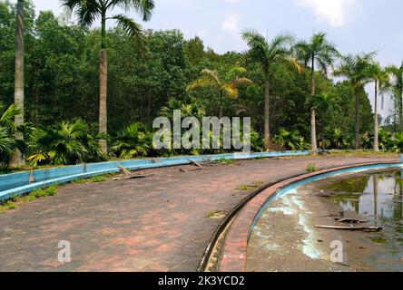 Hue, Vietnam - 01. April 2018 : Die Atmosphäre Um Den Verlassenen Wasserpark In Hue Vietnam Stockfoto