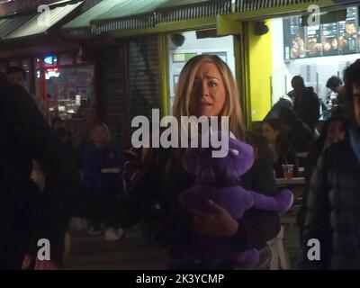 28. September 2022, New York, New York, USA: 27. September, 2022 NEW YORK, Coney Island Boardwalk. John Hamm und Jennifer Aniston Film Staffel 3 von Apple T.V + ''The Morning Show' (Bildquelle: © Bruce Cotler/ZUMA Press Wire) Stockfoto