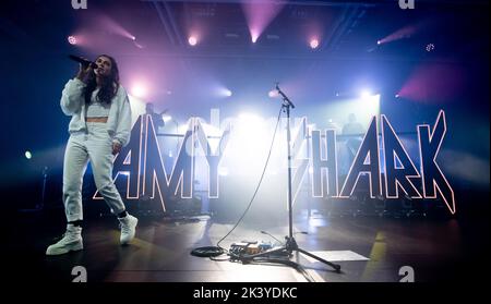 Die australische Sängerin Amy Shark tritt 2022 live auf. Stockfoto