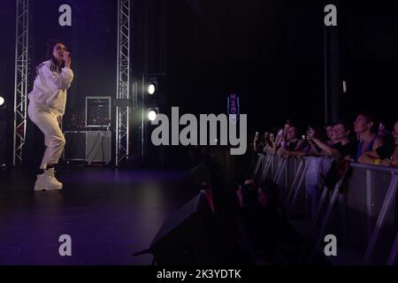 Die australische Sängerin Amy Shark tritt 2022 live auf. Stockfoto