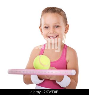 Shes bereit, Sie bei Ihrem eigenen Spiel zu schlagen. Porträt eines niedlichen kleinen Mädchens in Tenniskleidung, das einen Ball auf ihrem Tennisschläger balanciert. Stockfoto