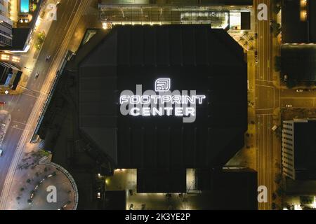 Eine allgemeine Luftaufnahme des Footprint Centers in der Nacht, Dienstag, 27. September 2022, in Phoenix. Die Arena, ehemals America West Arena, US Airways Center, Talking Stick Resort Arena und Phoenix Suns Arena, ist die Heimat der Phoenix Suns. Stockfoto