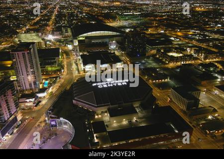 Eine allgemeine Luftaufnahme des Footprint Center und des Chase Fields bei Nacht, Dienstag, 27. September 2022, in Phoenix. Das Footprint Center, früher America West Arena, US Airways Center, Talking Stick Resort Arena und Phoenix Suns Arena, ist die Heimat der Phoenix Suns. Stockfoto