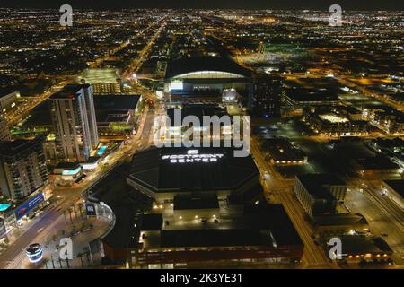 Eine allgemeine Luftaufnahme des Footprint Center und des Chase Fields bei Nacht, Dienstag, 27. September 2022, in Phoenix. Das Footprint Center, früher America West Arena, US Airways Center, Talking Stick Resort Arena und Phoenix Suns Arena, ist die Heimat der Phoenix Suns. Stockfoto