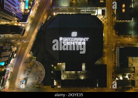 Eine allgemeine Luftaufnahme des Footprint Centers in der Nacht, Dienstag, 27. September 2022, in Phoenix. Die Arena, ehemals America West Arena, US Airways Center, Talking Stick Resort Arena und Phoenix Suns Arena, ist die Heimat der Phoenix Suns. Stockfoto