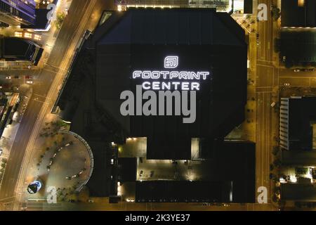 Eine allgemeine Luftaufnahme des Footprint Centers in der Nacht, Dienstag, 27. September 2022, in Phoenix. Die Arena, ehemals America West Arena, US Airways Center, Talking Stick Resort Arena und Phoenix Suns Arena, ist die Heimat der Phoenix Suns. Stockfoto