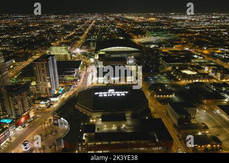 Eine allgemeine Luftaufnahme des Footprint Center und des Chase Fields bei Nacht, Dienstag, 27. September 2022, in Phoenix. Das Footprint Center, früher America West Arena, US Airways Center, Talking Stick Resort Arena und Phoenix Suns Arena, ist die Heimat der Phoenix Suns. Stockfoto