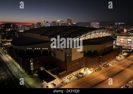 Eine allgemeine Luftaufnahme von Chase Field in der Nacht, Dienstag, 27. September 2022, in Phoenix. Das Stadion, ehemals Bank One Ballpark, ist die Heimat der Arizona Diamondbacks. Stockfoto