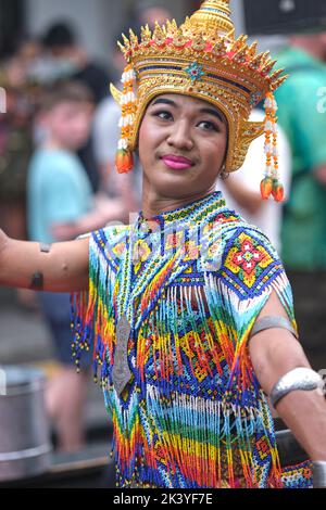 Ein junger Tänzer, der klassischen Thai-Tanz in traditioneller Thai-Tanztracht aufführt; auf dem Sunday Walking Street Market in Phuket Town, Thailand Stockfoto