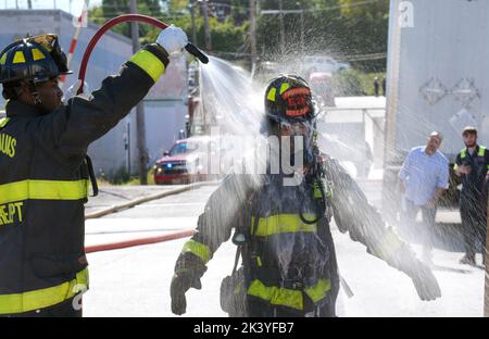 St. Louis, Usa. 28.. Juni 2022. St. Louis-Feuerwehrleute werden bei der Dekontamination nach einem Zweialarm-Brand auf Transchematical, Inc.in St. Louis, am Mittwoch, 28. September 2022, niedergehütet. Foto von Bill Greenblatt/UPI Credit: UPI/Alamy Live News Stockfoto