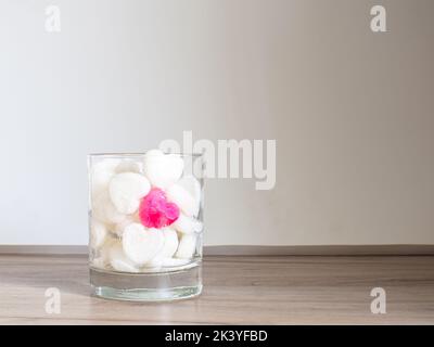 Eiswürfel aus herzförmiger Milch in Glas Stockfoto