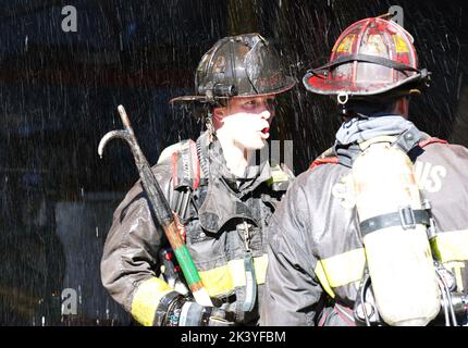 St. Louis, Usa. 28.. Juni 2022. Feuerwehrleute von St. Louis sprechen über die Strategie, während bei einem Zweialarm-Brand in Transchematical, Inc.in St. Louis am Mittwoch, 28. September 2022, Wasser tropft. Foto von Bill Greenblatt/UPI Credit: UPI/Alamy Live News Stockfoto