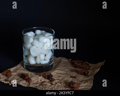 Eiswürfel aus herzförmiger Milch in Glas Stockfoto