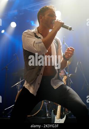 Rock on. Ein junger Musiker, der auf der Bühne eines Musikfestivals auftrat. Stockfoto