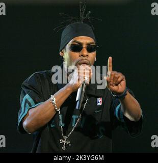 FILED - 09. Februar 2004, Nordrhein-Westfalen, Köln: Der Sänger Coolio ('Gangstas Paradies'), fotografiert während seines Auftritts als Teilnehmer der TV-Show 'Comeback - die große Chance' am 9. Februar 2004, in einem Kölner Fernsehstudio. Die Show auf ProSieben gab damals Ex-Stars, die noch nicht wiederentdeckt worden waren, neue Hoffnung. Die Teilnehmer sangen für die Gunst der Jury und des Publikums. Der US-Rapper Coolio, der 1990s mit dem Hit 'Gangsta's Paradise' berühmt wurde, ist tot. Er starb am Mittwochnachmittag (28.09.2022 Uhr Ortszeit) in Los Angeles, wie sein Manager, Repräsentant, mitteilte Stockfoto