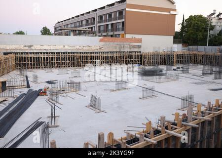 Baustelle und Bau von Metallstangen in der Nähe Draufsicht Stockfoto