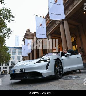 29. September 2022, Hessen, Frankfurt/Main: Ein Porsche Taycan Turbo S steht während des Börsengangs der Porsche AG vor der Frankfurter Börse. Volkswagen sammelt mit dem Börsengang seiner Sportwagen-Tochter Porsche knapp 9,4 Milliarden Euro ein. Der Börsengang der Porsche AG ist der größte Börsengang in Deutschland seit der Telekom im Jahr 1996. Foto: Arne Dedert/dpa Stockfoto