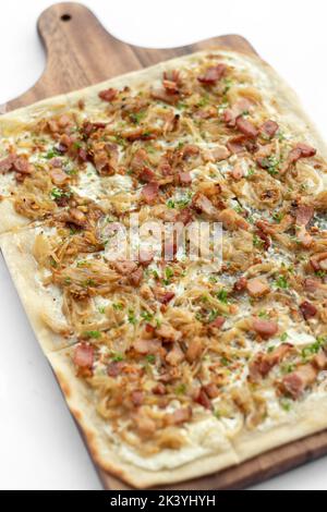 Flammkuchen tarte Flambee rechteckige Pizza mit Speck und Huhn auf weißem Hintergrund Stockfoto