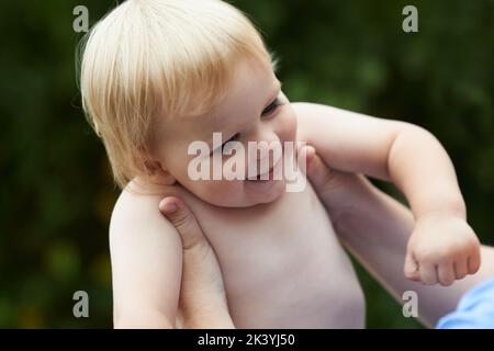 Er liebt seine Mama so sehr. Ein kleiner Junge, der mit seiner Mutter spielt. Stockfoto