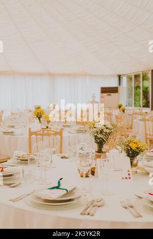Ein schöner und eleganter Tisch, der bei einem Hochzeitsempfang aufgestellt wird Stockfoto