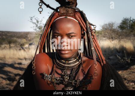 Porträt einer Himba-Frau in traditionellem Stil in Namibia, Afrika. Stockfoto