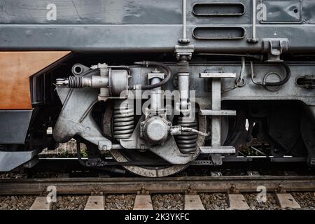 Nahaufnahme Detail des Zugerads des Transsibirischen Eisenbahnzuges in Moskau, Russland. Stockfoto