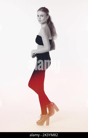 Hoch stehend und stilvoll. Ganzkörperaufnahme einer wunderschönen jungen Frau, die im Studio steht. Stockfoto