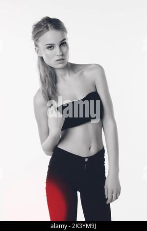 Eine wunderschöne junge Frau im Studio. Stockfoto