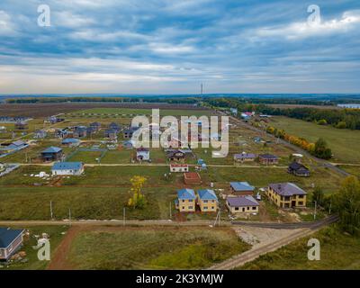 Luftaufnahme des Wohnviertels in Kasan, Russland. Luftaufnahme der neu gebauten Einfamilienhäuser. Vorstadtviertel Stockfoto