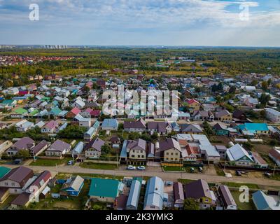 Luftaufnahme des Wohnviertels in Kasan, Russland. Luftaufnahme der neu gebauten Einfamilienhäuser. Vorstadtviertel Stockfoto