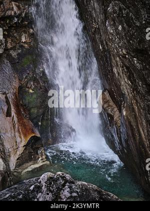 Detail eines Wasserfalls zwischen Felsen in der Hohen Tatra in der Slowakei Stockfoto