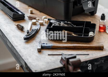 Set von Werkzeugen für die Reinigung und Reparatur von Waffen in der Werkstatt Stockfoto