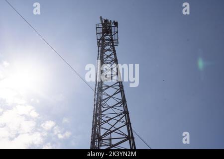 Telekommunikationsturm von 4G- und 5G-Mobilfunknetzen. Macro Base Station. 5G-Funknetz-Telekommunikationsausrüstung mit Funkmodulen und intelligenten Antennen Stockfoto