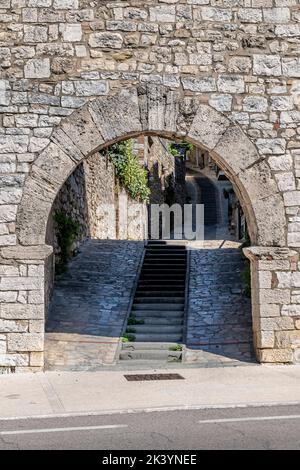 Altes Tor zur Via delle Caselle in den Mauern von Todi, Perugia, Italien, Ringstraße von Orvieto Stockfoto