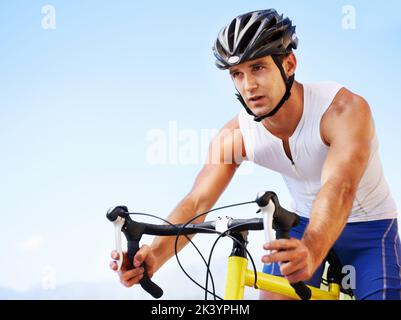 Genießen Sie die Landschaft beim Training. Beschnittene Ansicht eines Radfahrers, der entlang einer Meeresstraße radelt. Stockfoto